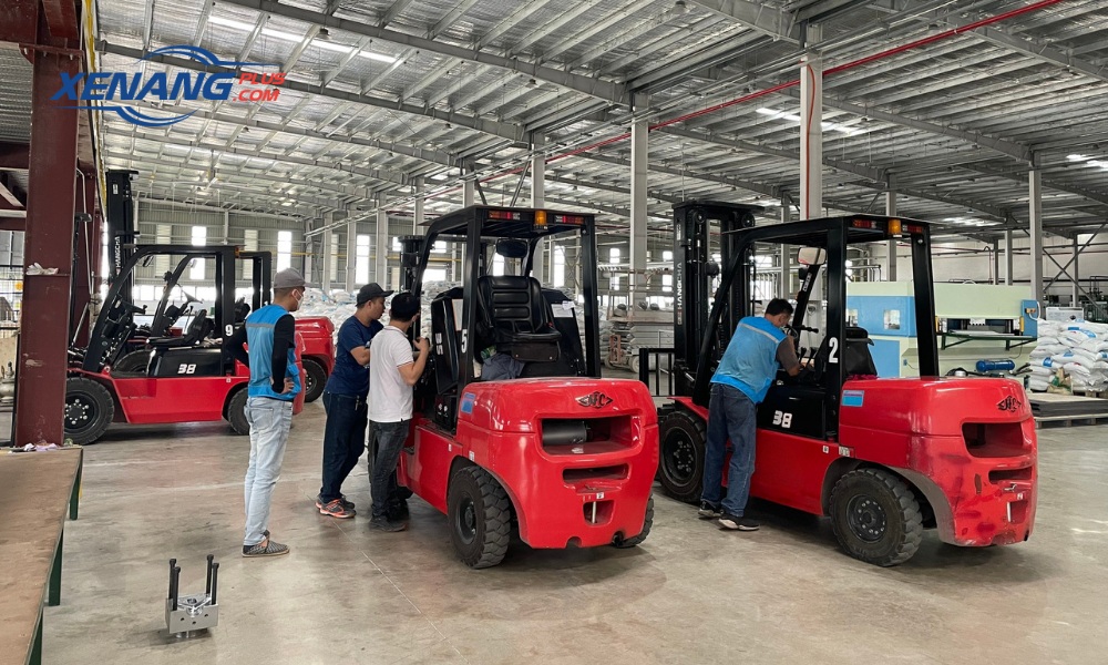 Động cơ ổn định và hệ truyền động mượt mà là yếu tố cốt lõi khi lựa chọn các dòng xe nâng cũ