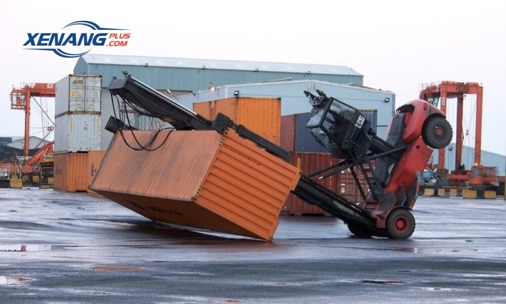 Xe nâng bị lật là một trong những tai nạn nghiêm trọng nhất tại kho bãi và nhà xưởng