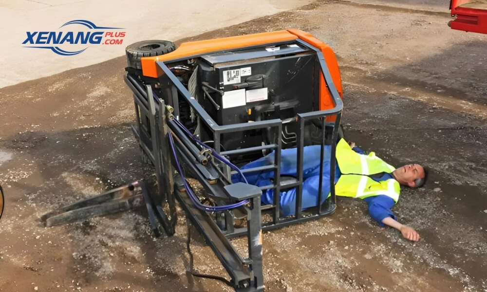 Không sử dụng càng nâng hoặc pallet để đưa người lên cao