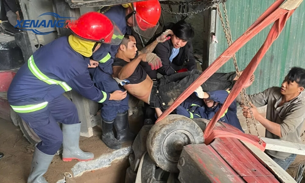Giữ khoảng cách an toàn với xe nâng để tránh nguy cơ bị kẹp hoặc đè