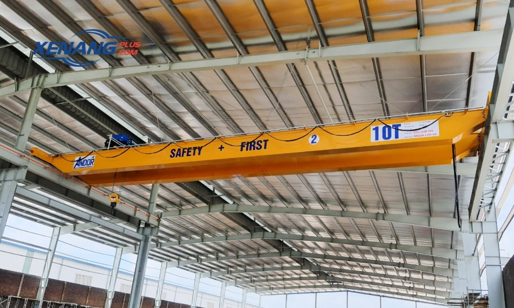 Cầu trục được sử dụng rộng rãi để nâng hạ và vận chuyển vật nặng trong nhà xưởng 