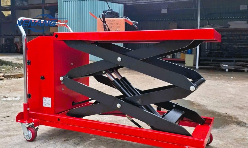 Bàn nâng giúp điều chỉnh độ cao hàng hóa thuận tiện trong quá trình làm việc 