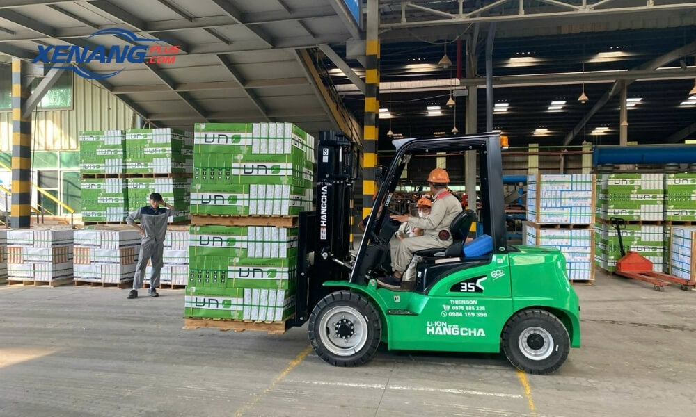 Khối lượng xe nâng ảnh hưởng đến khả năng di chuyển và yêu cầu mặt bằng vận hành