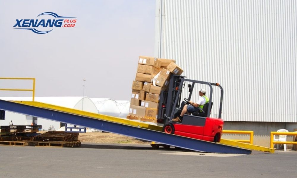Khả năng biến đổi momen xoắn mạnh mẽ của hộp số giúp xe nâng hoạt động ổn định tại khu vực có độ dốc cao