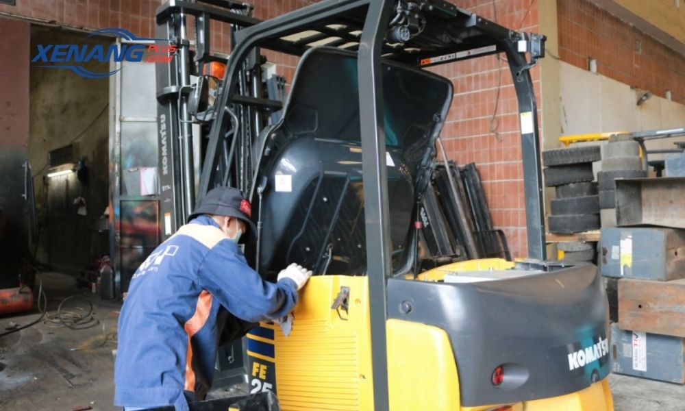 Kỹ thuật viên thực hiện bảo dưỡng định kỳ tại garage chuyên dụng
