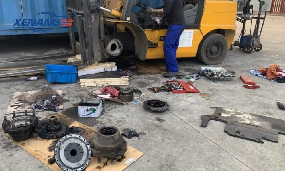Gọi kỹ thuật chuyên nghiệp khi không thể khắc phục tình trạng xe nâng không nổ được